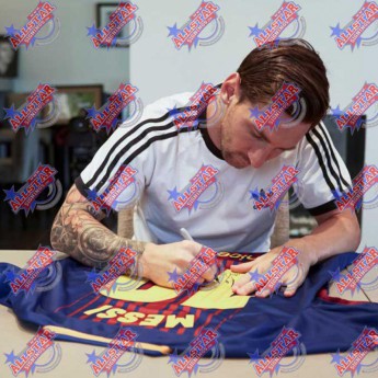 Słynni piłkarze koszulka w antyramie FC Barcelona Messi Signed 2017-2018 Shirt (Framed)
