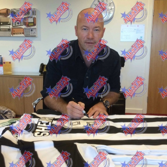 Słynni piłkarze koszulka w antyramie Newcastle United FC 1994 Shearer Signed Shirt (Framed)