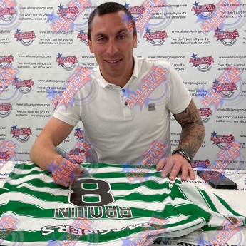 Słynni piłkarze koszulka w antyramie Celtic 2021-22 Brown Signed Shirt (Framed)