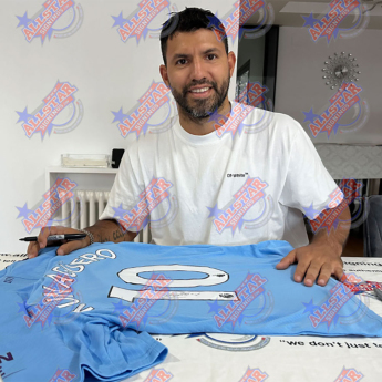 Słynni piłkarze koszulka w antyramie Manchester City FC 2019-2020 Aguero Signed Shirt (Framed)