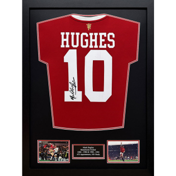 Słynni piłkarze koszulka w antyramie Manchester United FC 1985 Hughes Signed Shirt (Framed)