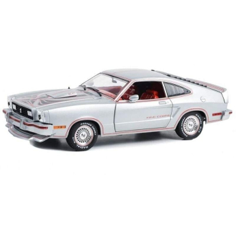 Samochody i motocykle model 1/18 Ford Mustang II King Cobra in Silver Metallic with Red and Black Stripes - Greenlight