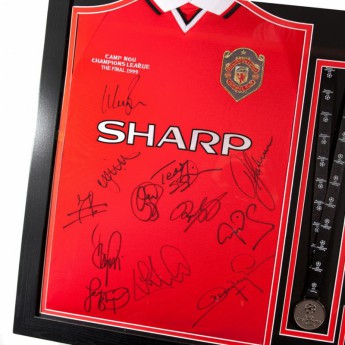 Słynni piłkarze koszulka w antyramie Manchester United 1999 Champions League Final Signed Shirt (Framed)