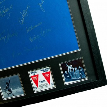 Słynni piłkarze koszulka w antyramie Manchester United 1968 European Cup Final Signed Shirt (Framed)